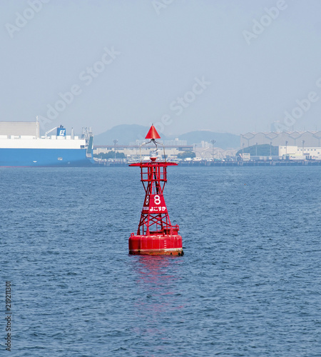 横須賀港の赤のブイ（神奈川県横須賀市） © Marimo