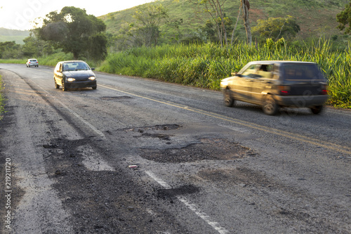 Má conservação da rodovia MG 126 entre as cidades de Guarani e Rio Novo, estado de Minas Gerais, Brasil © Ronaldo Almeida