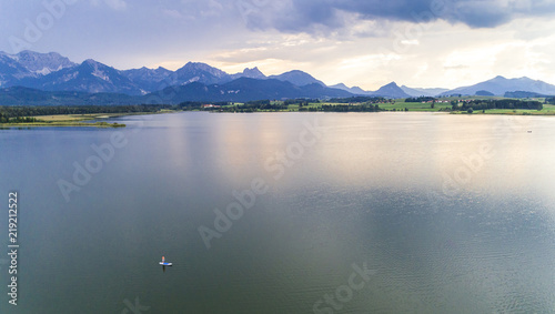 Deutschland, Bayern, Allgäu, Luftaufnahme vom Hopfensee mit Standup-Paddler