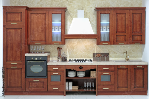 Cucina tradizionale classica con ante in legno massello