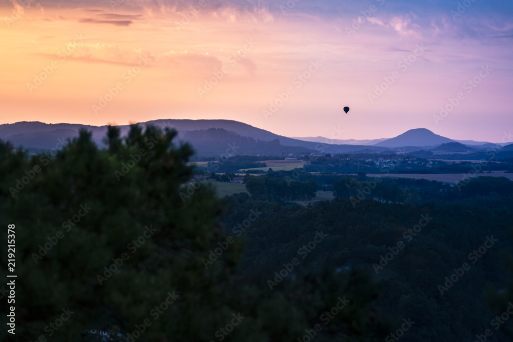 Heißluftballon in der Ferne