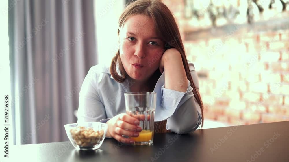 Portrait of pretty, happy young woman sitting by table at home
Portrait of pretty, happy young woman sitting by table at home