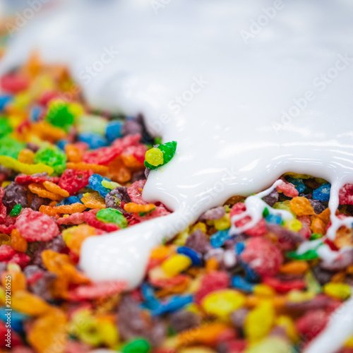 Quadro em tela Melted marshmallow on fruity cereal