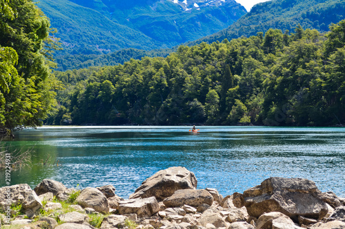 PESCA DE TRUCHAS EN LAGO, PAISAJES DE MONTAÑAS