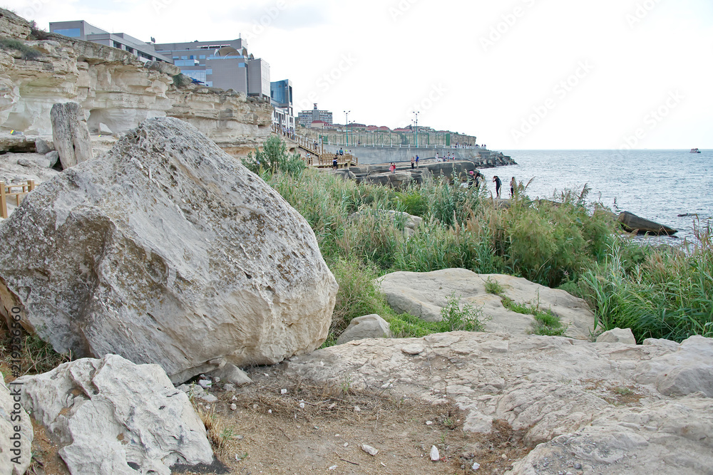 Каменистый берег Каспия у города Актау