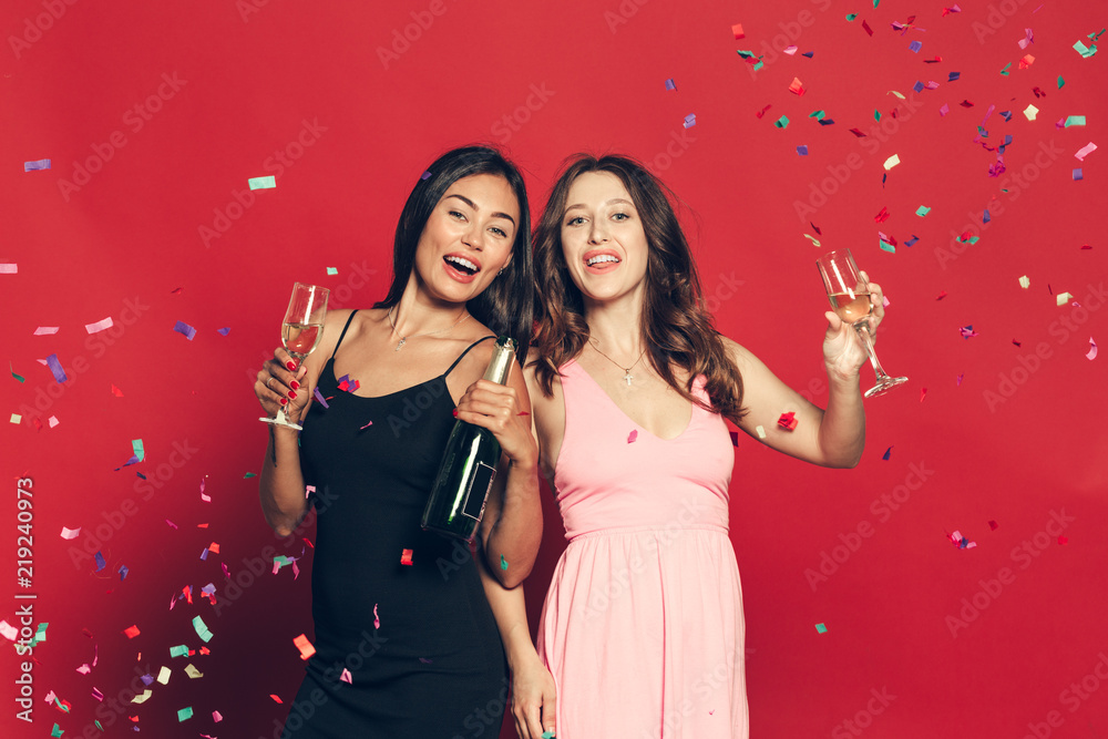 Plakat młoda kobieta z kieliszkami do szampana podczas uroczystości