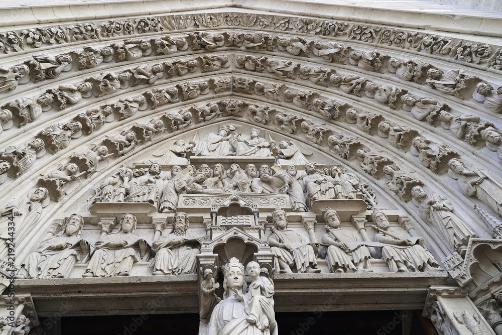 Skulpturen auf der Hauptfassade der Kathedrale von Notre-Dame, Paris, Frankreich, Europa