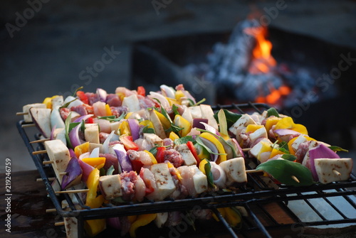 Spiedini di carni e verdure miste