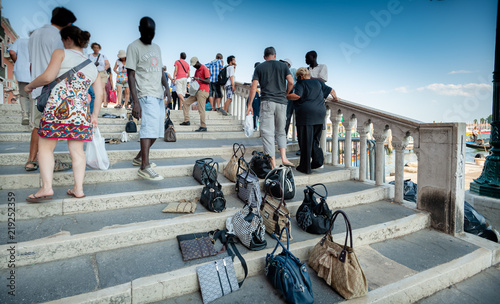 Fotografie Fake bags sold in Venice Italy 2011