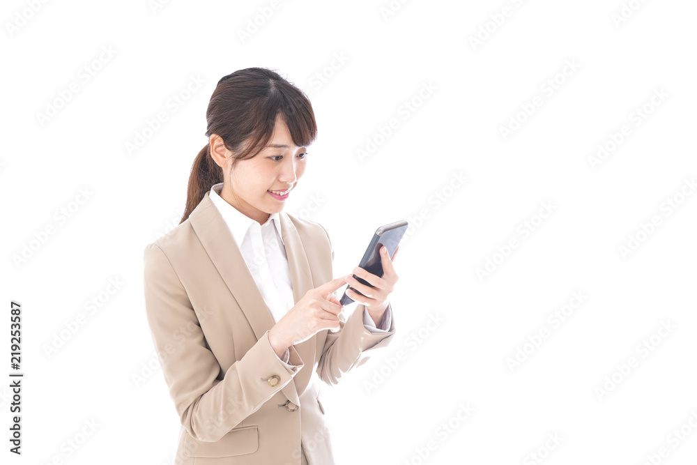 スマホアプリを使う若いビジネスウーマン スマホアプリを使う若いビジネスウーマン