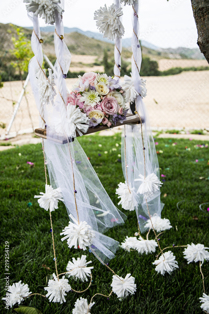 ramo de flores columpio boda novia foto de Stock | Adobe Stock