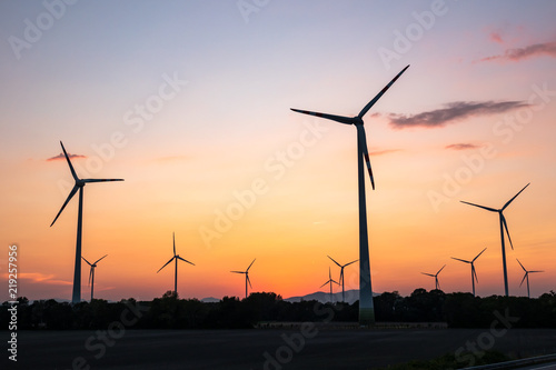 Windkraftanlage bei Sonnenuntergang ohne Sonne © andreasbuchwald