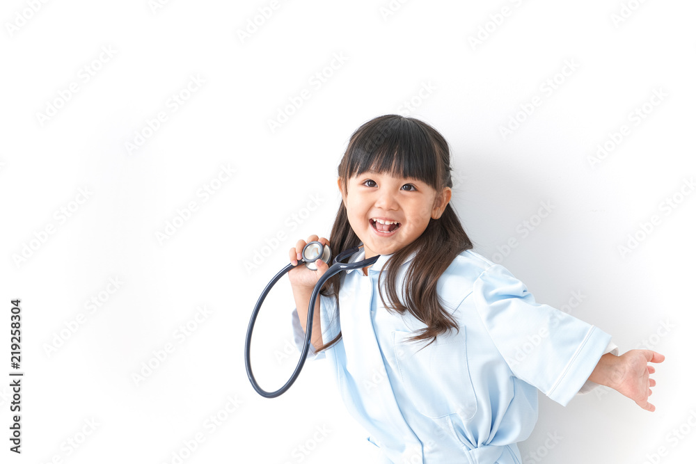 ナースごっこをする女の子