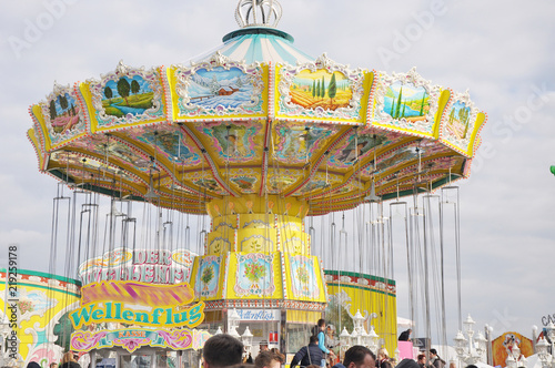 Das Kettenkarussell ein beliebtes Fahrgeschäft auf der Kirmes und auf Volksfesten photo