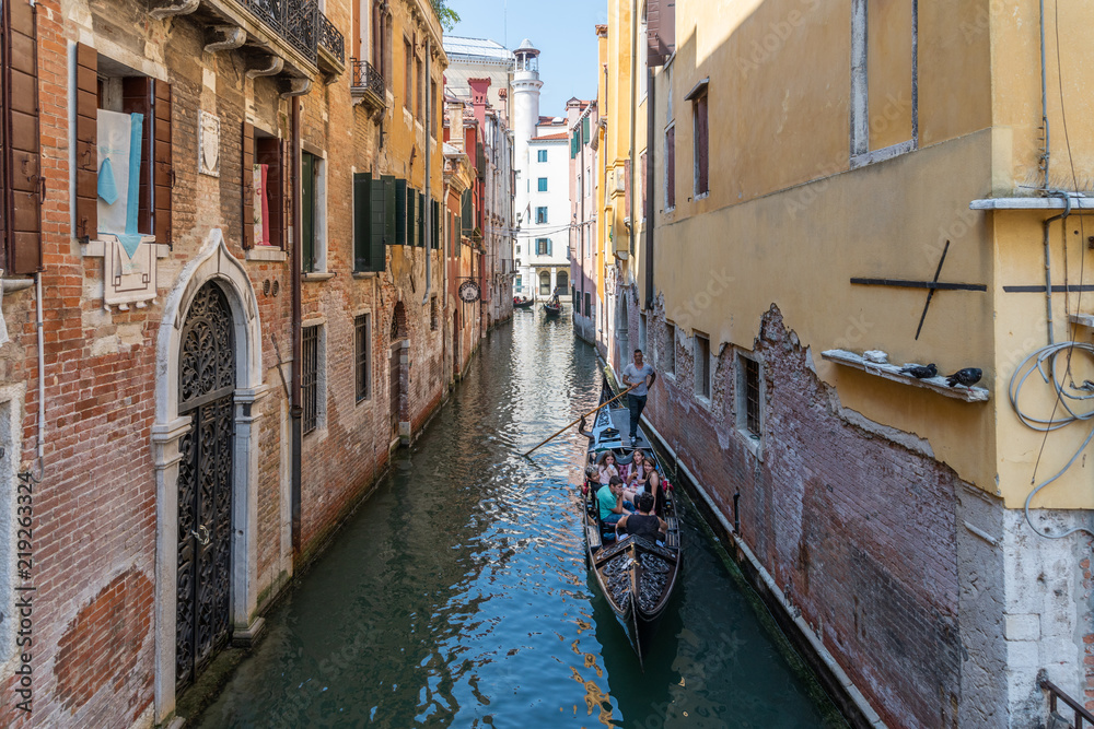 Kanal in Venedig mit einer Gondel