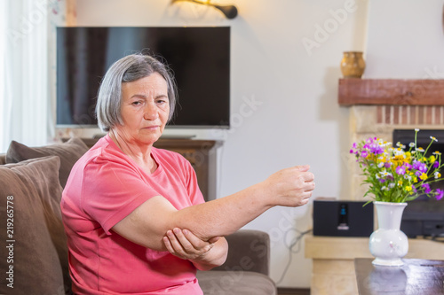 Elbow pain in an hand’s elderly person