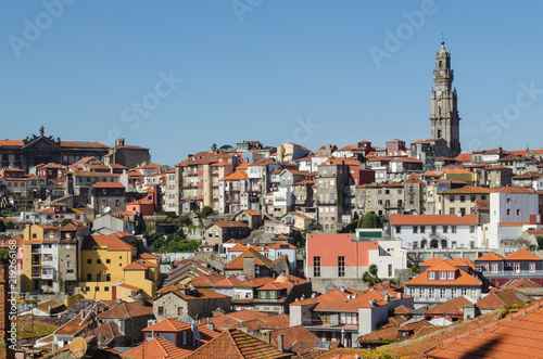 Parte antigua de Oporto y Torre de los Clérigos. Portugal