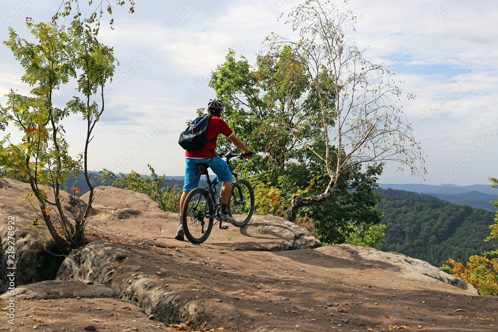 Mountainbiker genießt die Aussicht Mountainbiker genießt die Aussicht