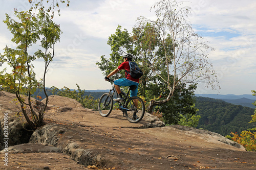 Mountainbiker genießt die Aussicht