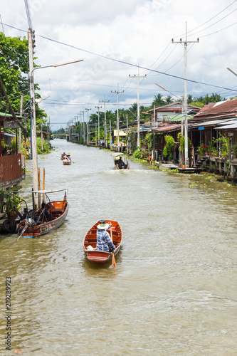 People at Damnoen saduak floating market.