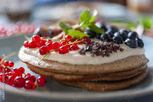 Pancake-Frühstück mit Quark und Beeren