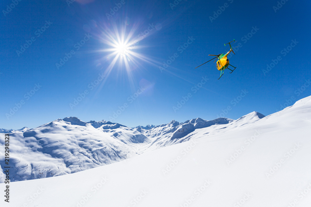 Huges 500 in volo sulle Alpi innevate Huges 500 in volo sulle Alpi innevate