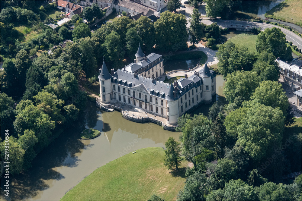 vue aérienne du château d'Ermenonville dans l'Oise en France