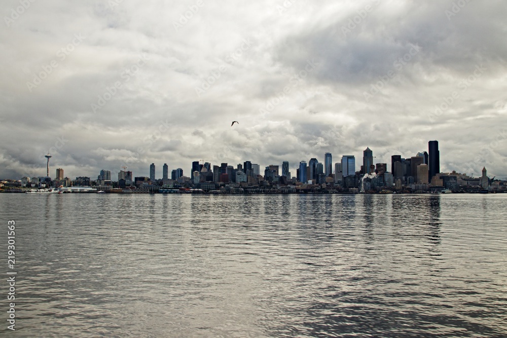 Blick auf Seattle vom Wasser an einem grauen Tag