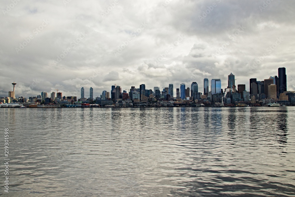 Blick auf Seattle vom Wasser an einem grauen Tag