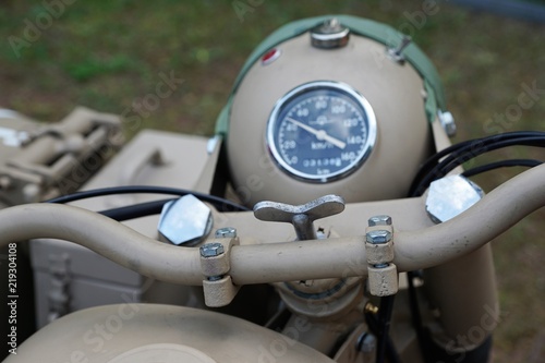 Old timer show mit Uniform im Retro Stil auf einem Motorrad © iralex
