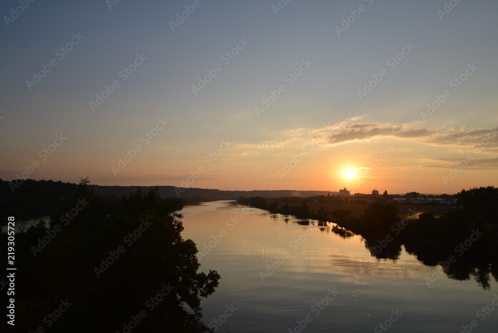 Zug Eisenbahn an der Donau