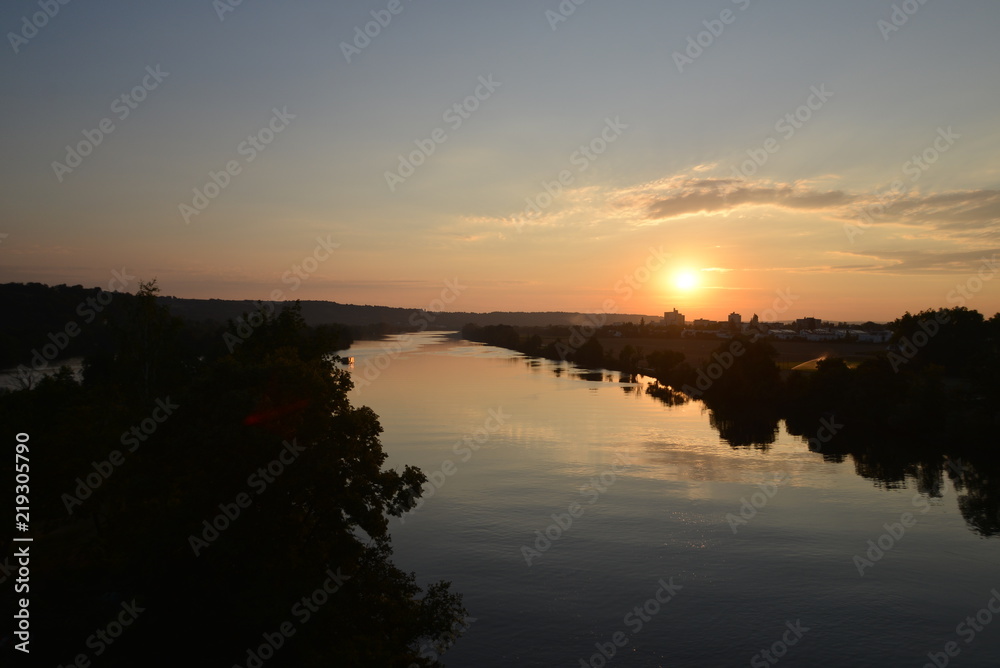 Naklejka premium Zug Eisenbahn an der Donau