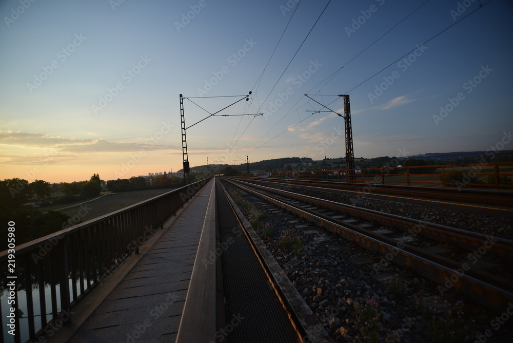 Zug Eisenbahn an der Donau