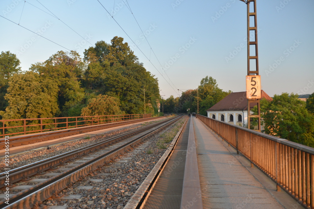 Naklejka premium Zug Brücke Donau