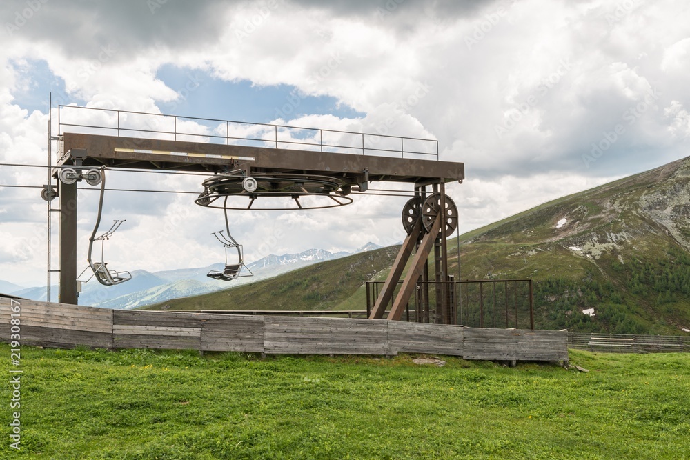 Nahaufnahme eines Sesselliftes in den Alpen, Österreich Nahaufnahme eines Sesselliftes in den Alpen, Österreich