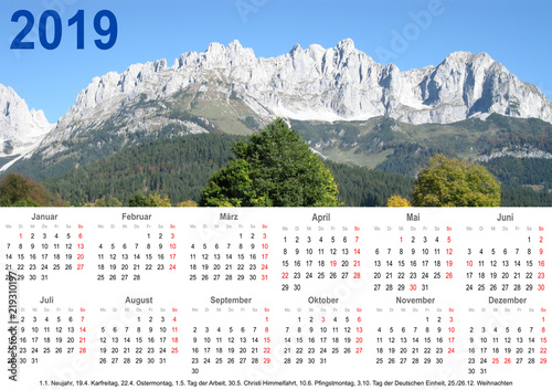 Jahreskalender 2019 mit Berglandschaft und Feiertagen für Deutschland