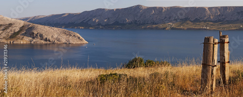 Obraz na plátně Croazia: vista panoramica sul fiordo e sul villaggio di Metajna, un piccolo paes