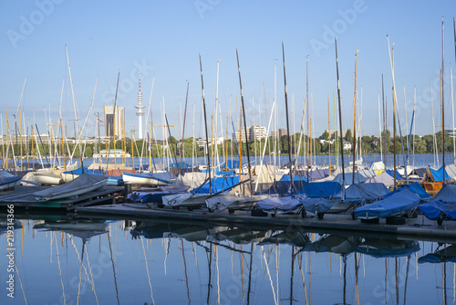 Segelboote an der Außenalster in Hamburg, Deutschland photo