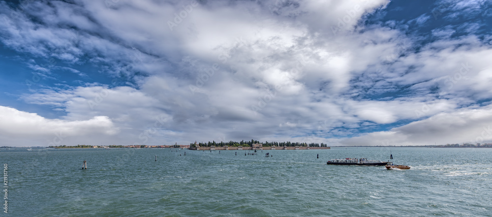 Venezia, isola di San Michele, con laguna, barche e Murano sullo sfondo - panorama