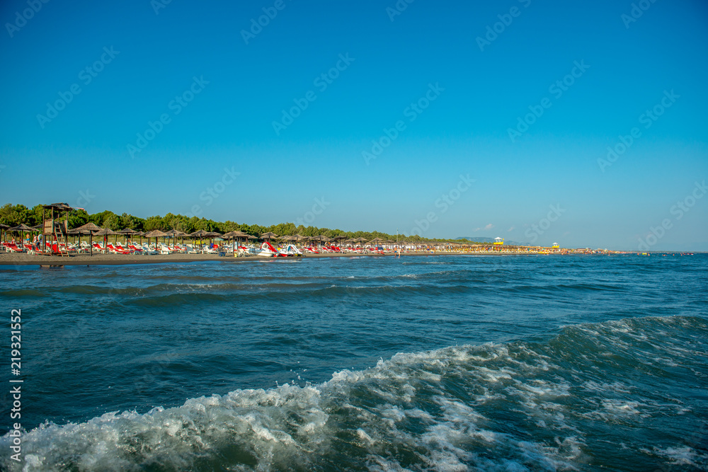 Panoramiczny widok na plażę od strony morza