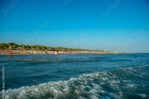 Panoramiczny widok na plażę od strony morza