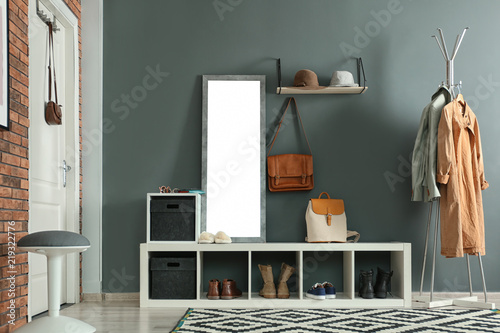 Billede på lærred Stylish hallway interior with mirror and hanger stand