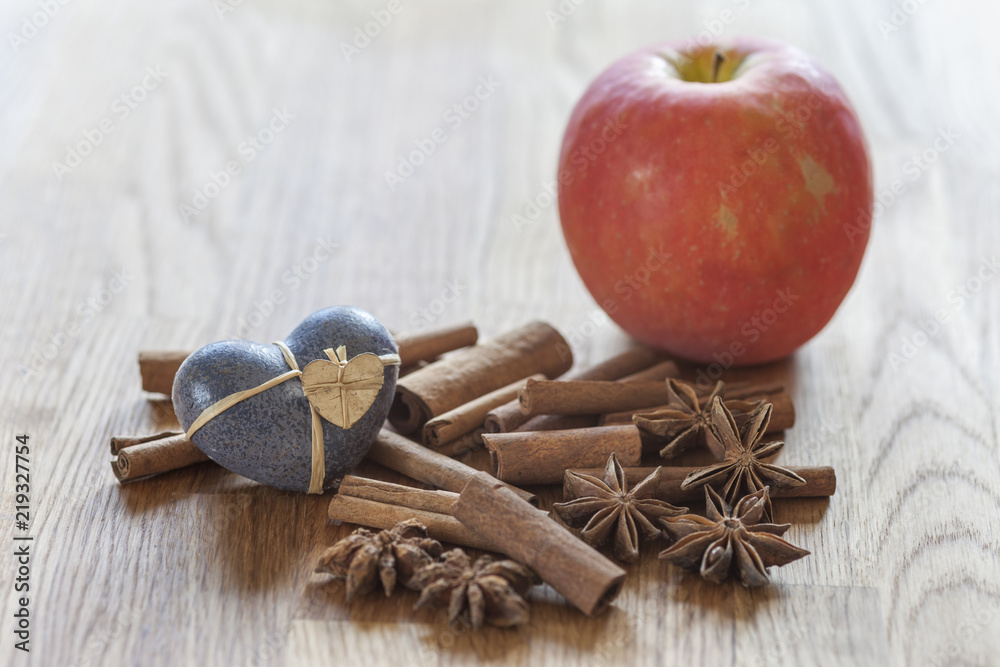 Sternanis Zimt Apfel Herz als Stilleben Sternanis Zimt Apfel Herz als Stilleben
