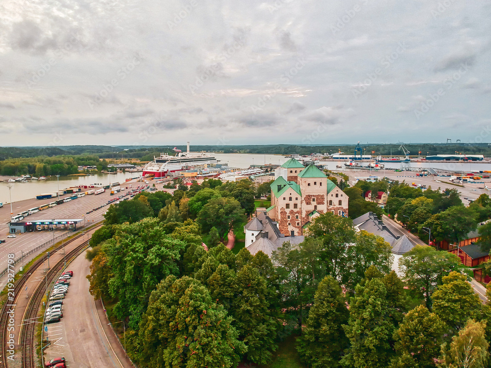 Obraz premium Castle of Turku and the port of Turku. Shot from the air at august.