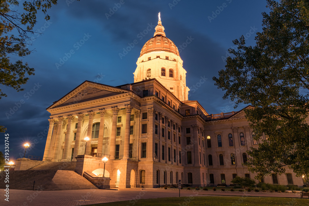 Naklejka premium Kansas State Capital Building at night