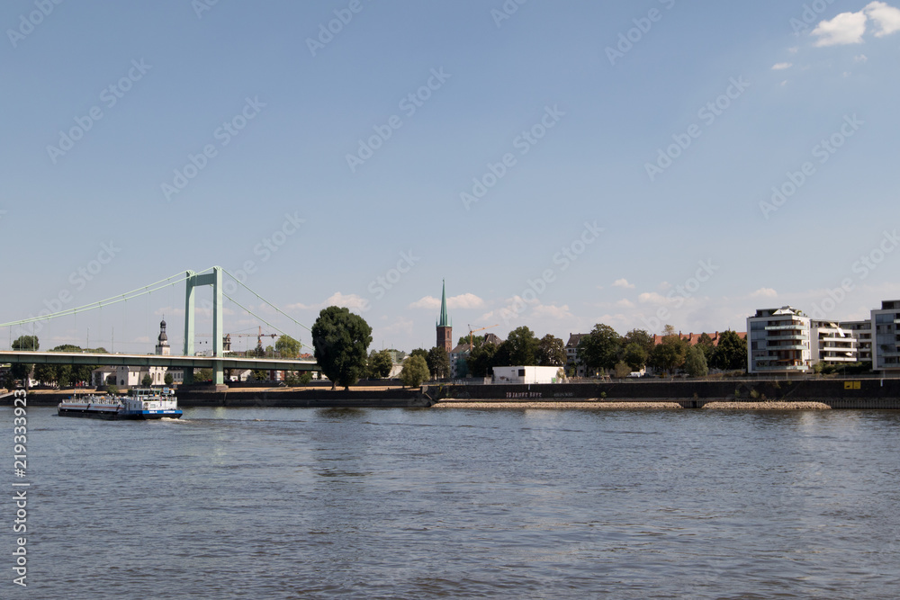 weitwinkelansicht der mühlheimer brücke und dem flussufer in köln deutschland fotografiert während einer bootstour auf dem rhein mit einem weitwinkelobjektiv