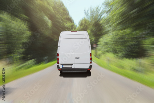 Transporter auf einer Landstraße im Sommer photo