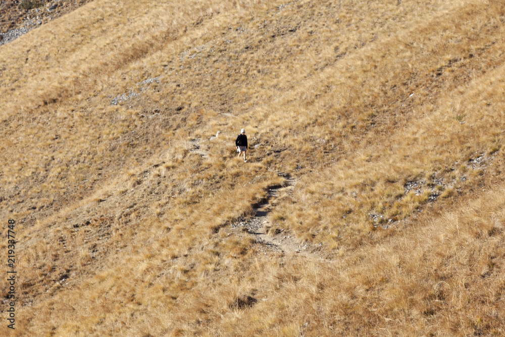 Un randonneur sur un sentier du Mercantour