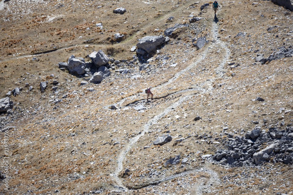 Des randonneurs sur un sentier du Mercantour