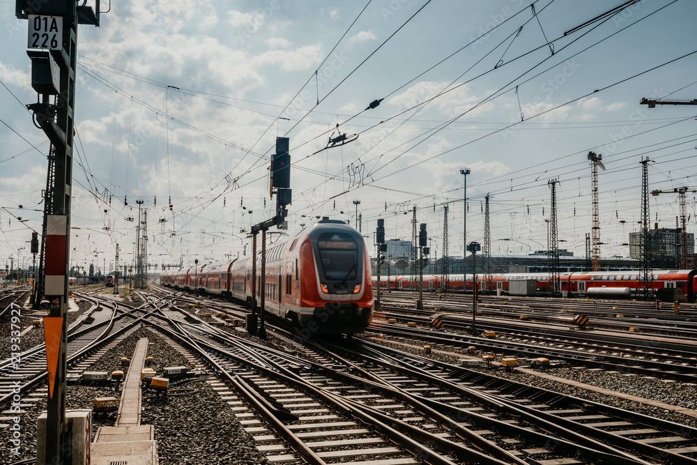 Zug fährt in den Frankfurter Bahnhof ein  - obrazy, fototapety, plakaty 